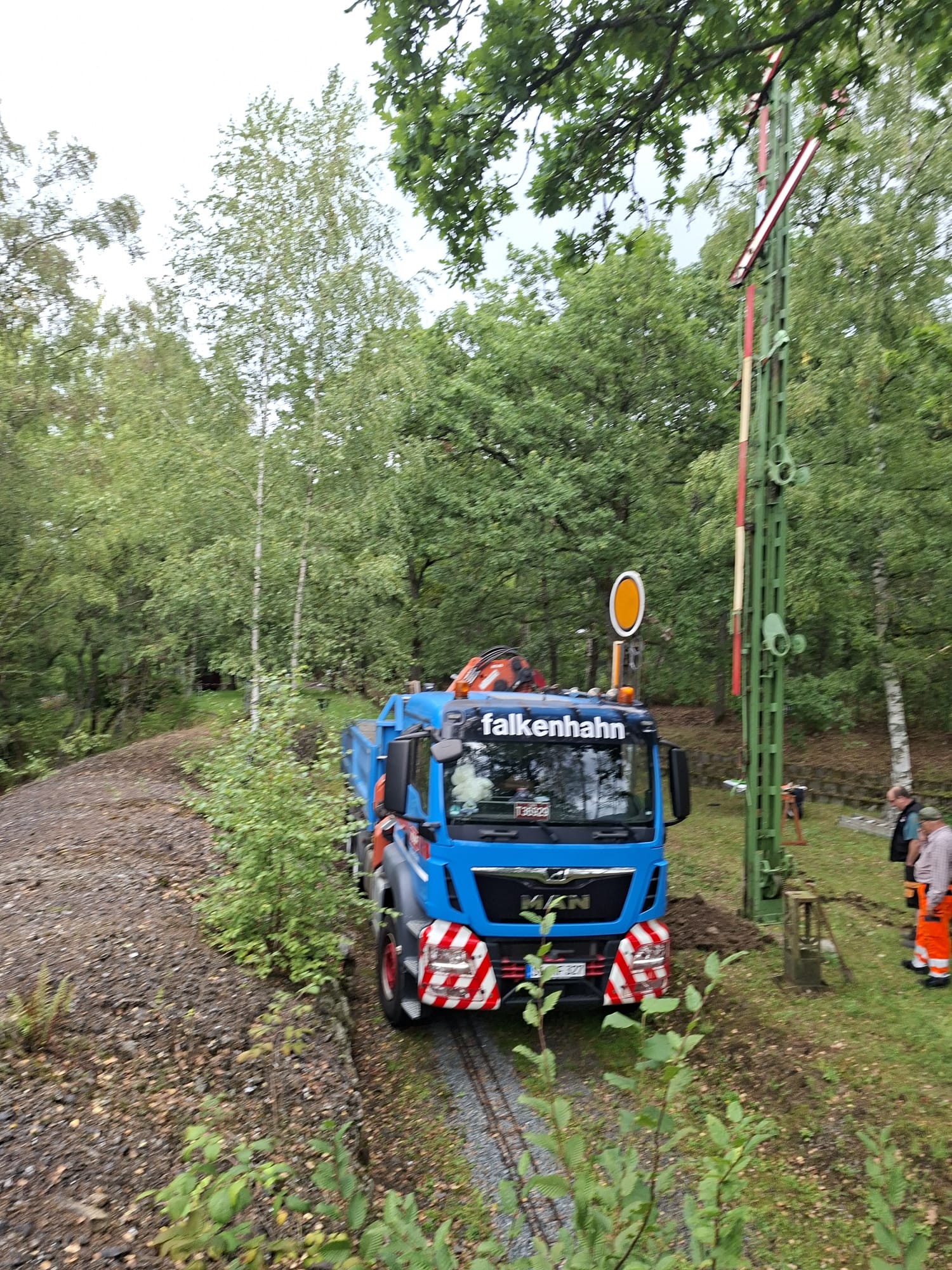 LKW neben aufgestellten Signalen